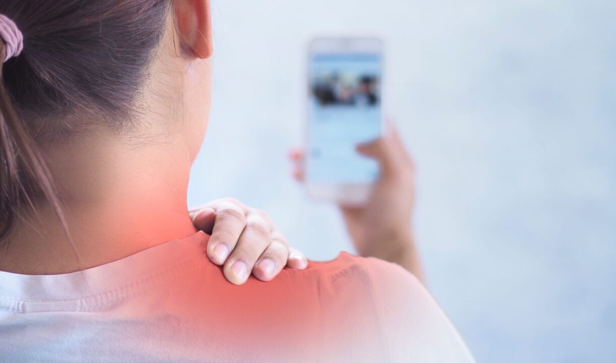Najčešće, vrat boli zbog nepravilnog držanja, na primjer, ako osoba dugo koristi pametni telefon